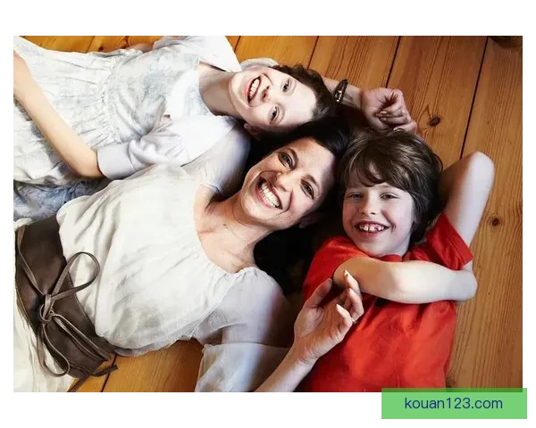 儿子别急妈让你进母亲柔声劝导日夜守护挥去焦虑用拥抱温暖你成长